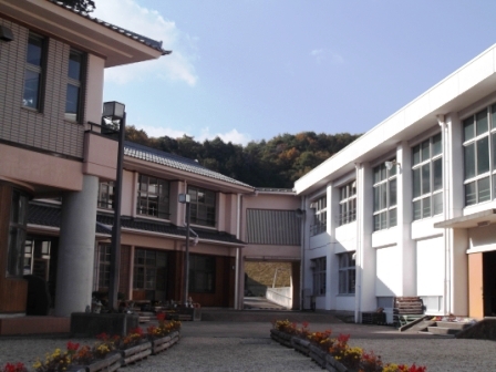 校舎校門から全景