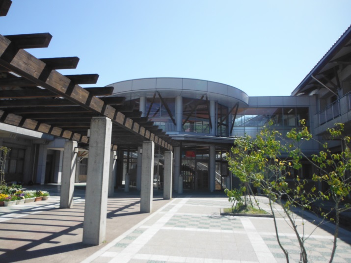 校舎 児童玄関から